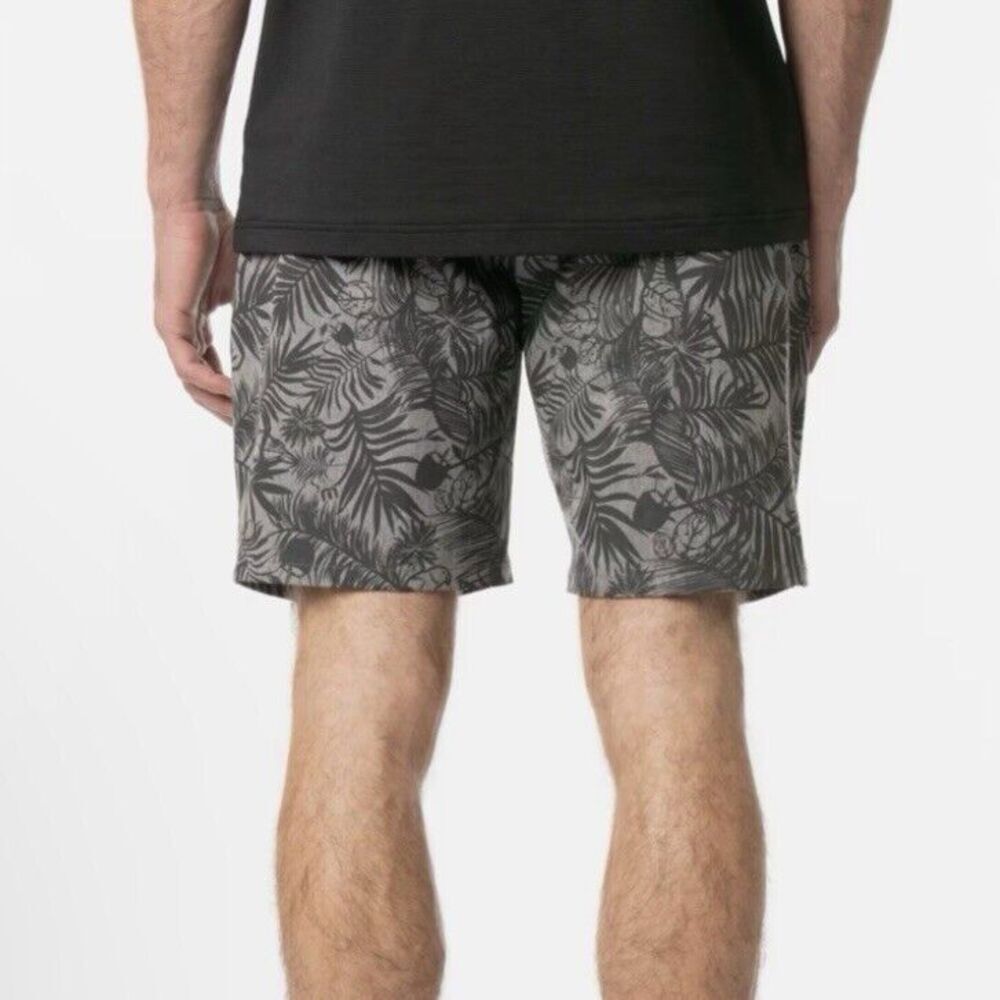 Travis Matthew Men’s Size XL Breakwater Shorts 8”‎ Grey Black Leaf Pattern